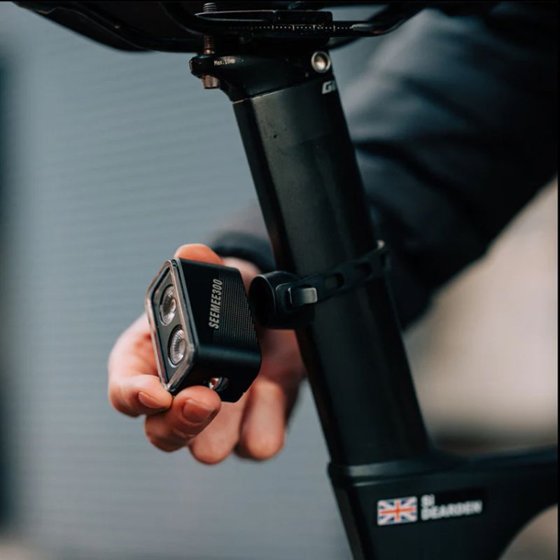 Objavte Magicshine SEEMEE300 s 300 lumenmi a 360° viditeľnosťou pre mestskú cyklistiku IPX6 vodotesné svetlo