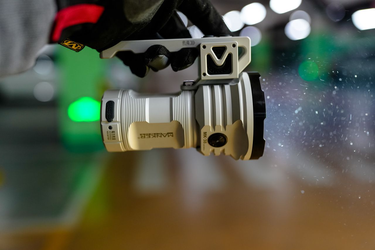 Manker MK38 LED baterka 41500 lúmenov, dlhý dosvit, odolná, viacúčelová pre kempovanie a núdzové situácie