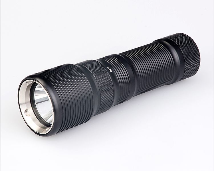 TrustFire TR-DF008 LED potápačská baterka 700 lúmenov, 3-režimový magnetický spínač, odolná, vodotesná baterka IPX8